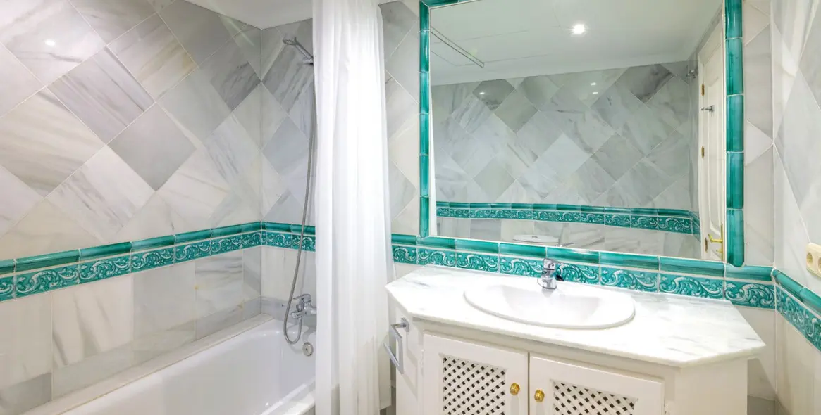 Venta de apartamento en planta media en Monte Halcones 20