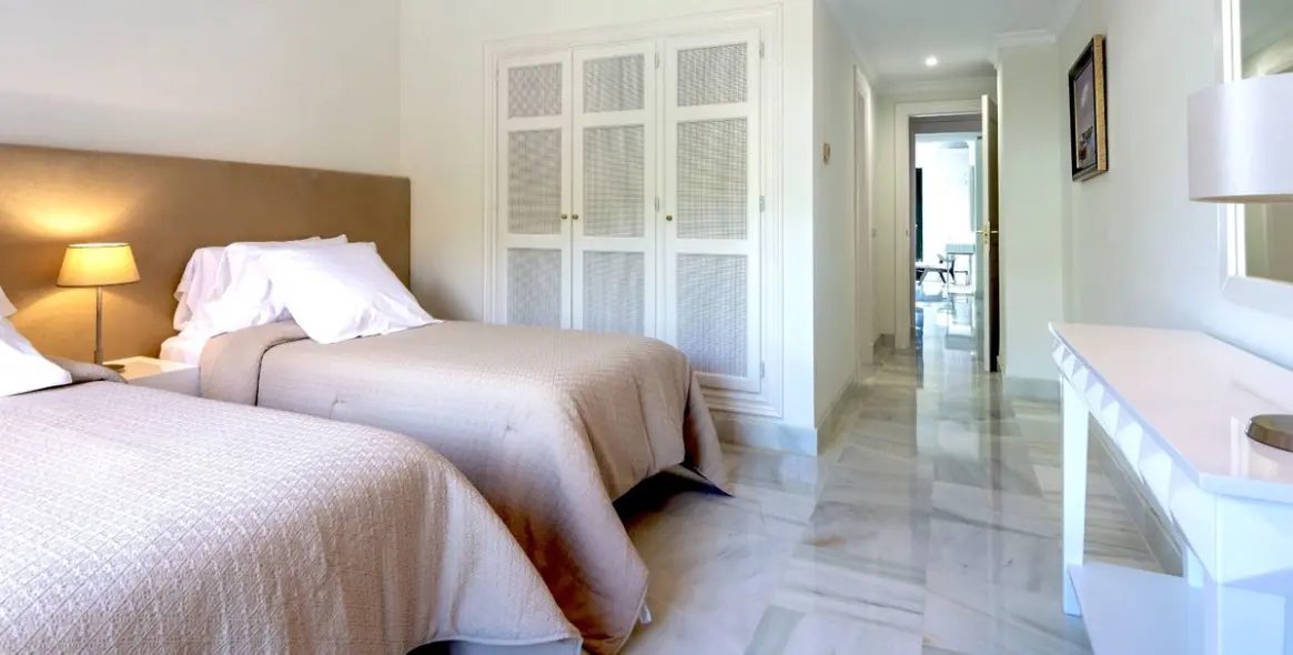 Sale of middle floor apartment in Monte Halcones 22