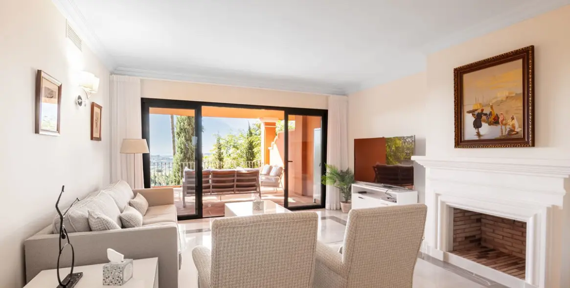 Sale of middle floor apartment in Monte Halcones 27