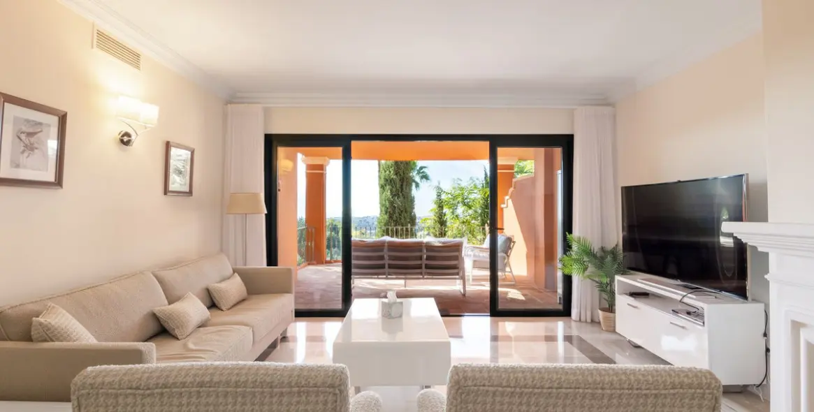 Sale of middle floor apartment in Monte Halcones 28