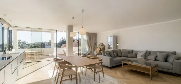 Venta de apartamento en planta media en Nueva Andalucía 2