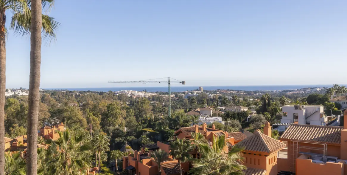 Sale of middle floor apartment in Nueva Andalucía 19