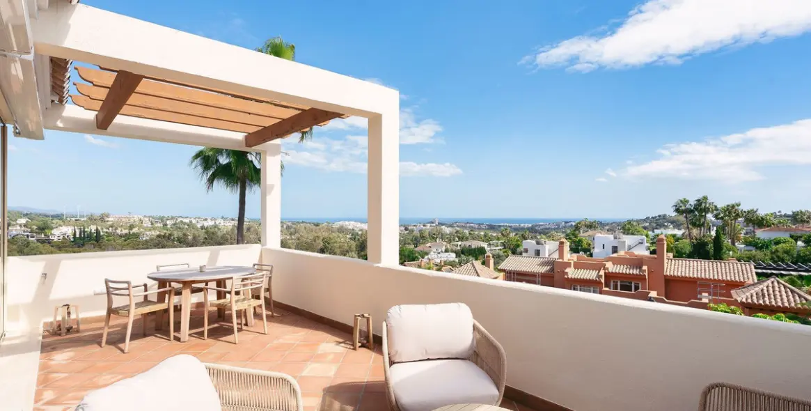 Venta de apartamento en planta media en Nueva Andalucía 3