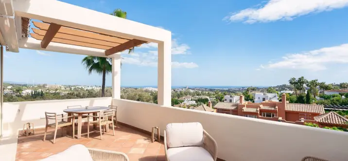 Venta de apartamento en planta media en Nueva Andalucía 2