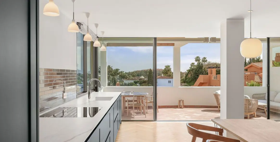 Venta de apartamento en planta media en Nueva Andalucía 4