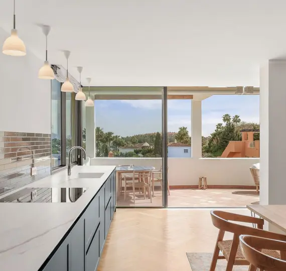 Venta de apartamento en planta media en Nueva Andalucía