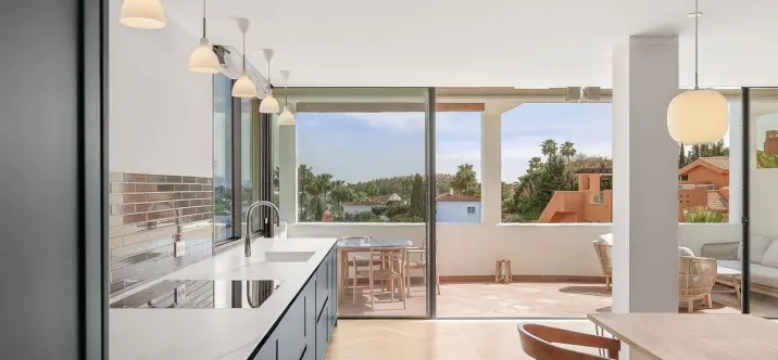 Venta de apartamento en planta media en Nueva Andalucía 3