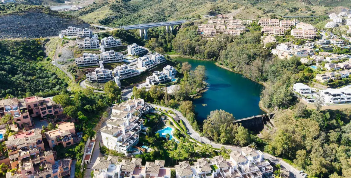 Sale of middle floor apartment in Nueva Andalucía 21