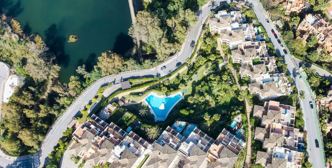 Sale of middle floor apartment in Nueva Andalucía 24