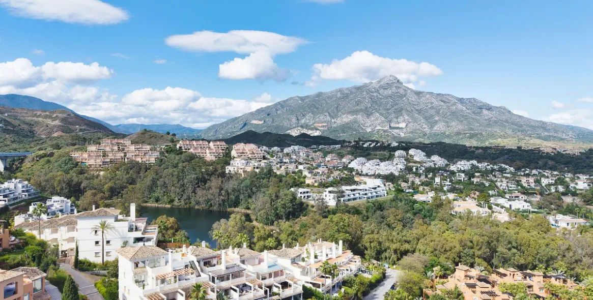 Sale of middle floor apartment in Nueva Andalucía 26