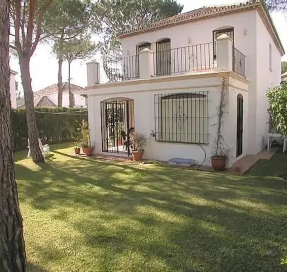 Продажа  отдельно стоящей виллы в Estepona