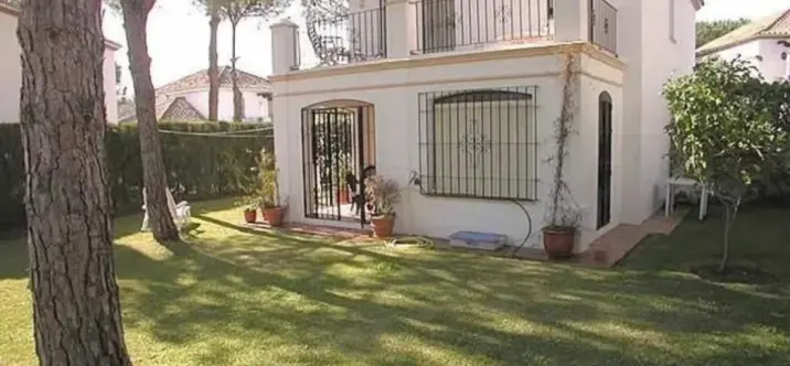 Продажа  отдельно стоящей виллы в Estepona 0