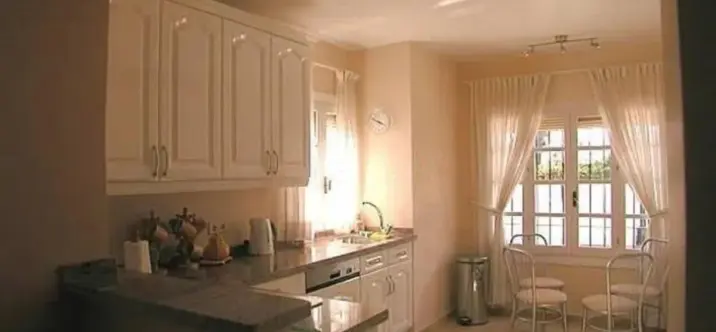 Продажа  отдельно стоящей виллы в Estepona 4