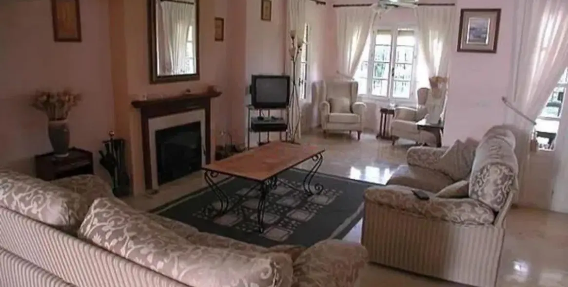 Продажа  отдельно стоящей виллы в Estepona 11