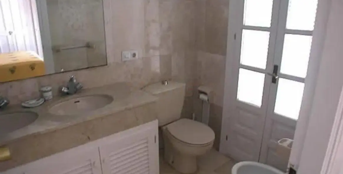 Продажа  отдельно стоящей виллы в Estepona 13