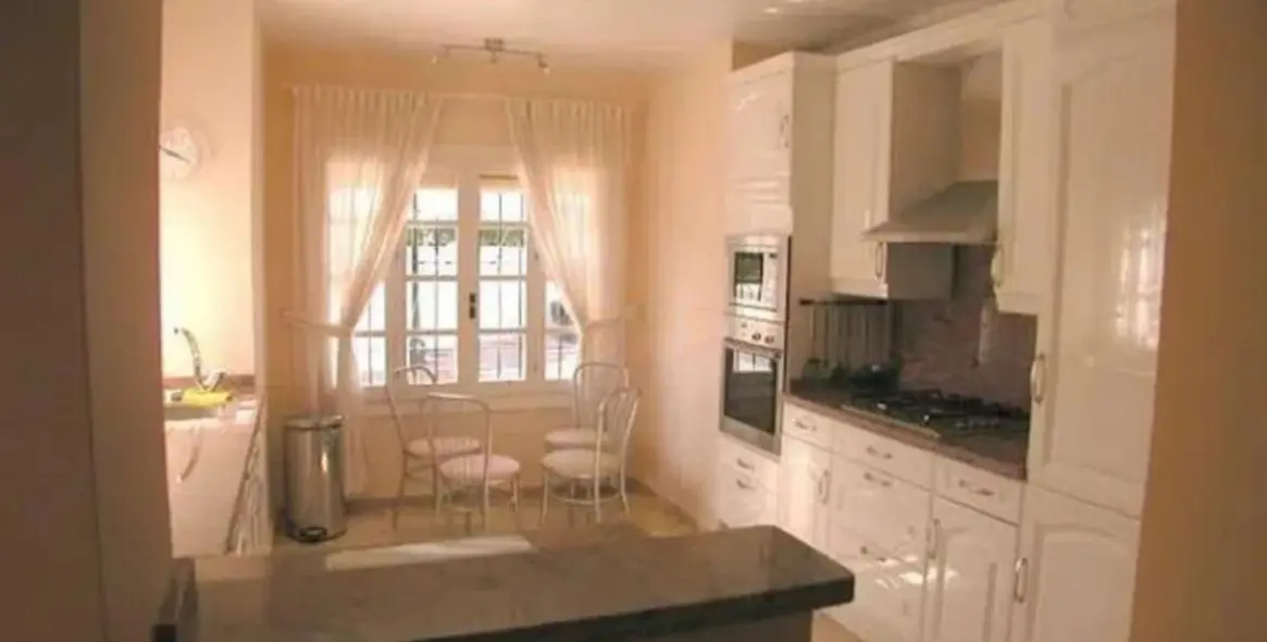 Продажа  отдельно стоящей виллы в Estepona 17