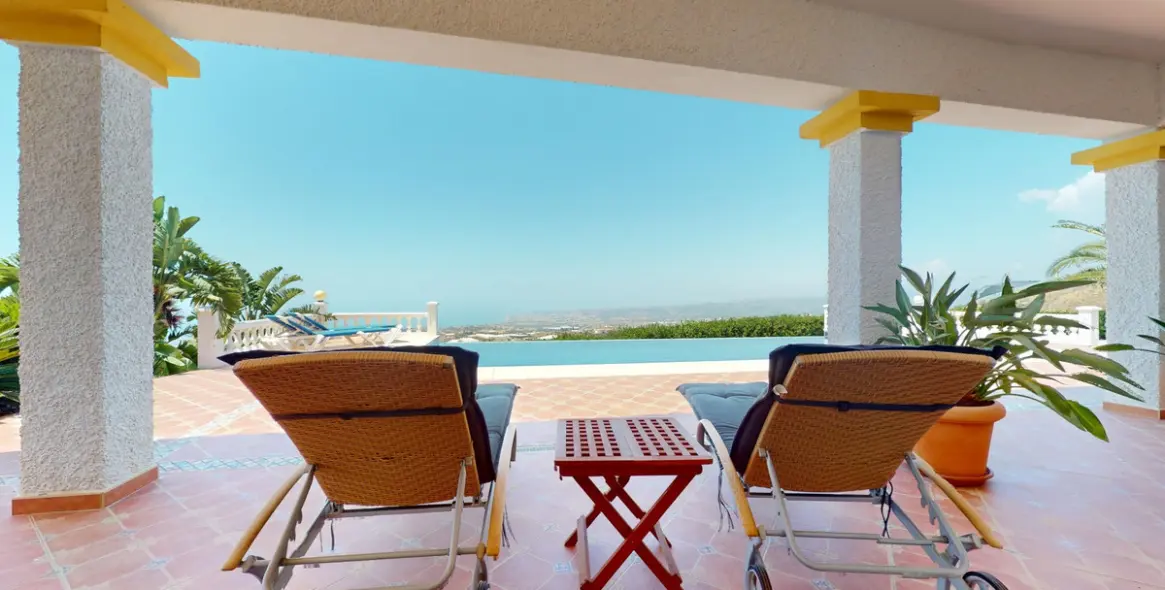 Sale of detached villa in Costa del Sol East 4