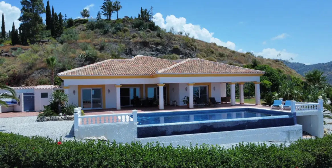 Sale of detached villa in Costa del Sol East 5