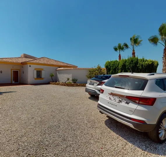 Detached villa R5123266