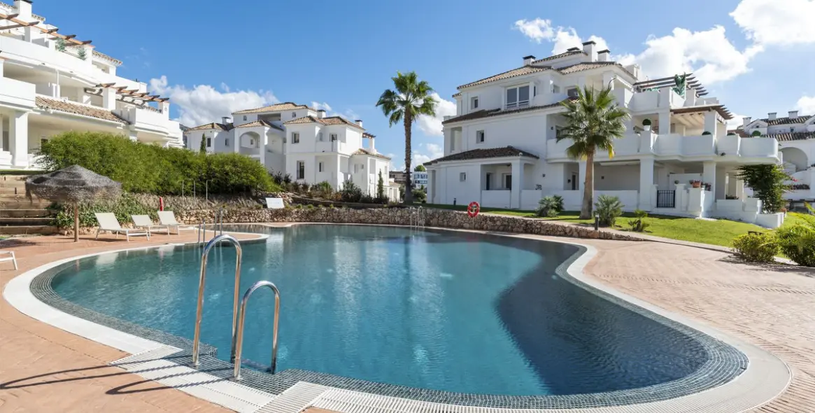 Venta de apartamento en planta media en Aloha 1