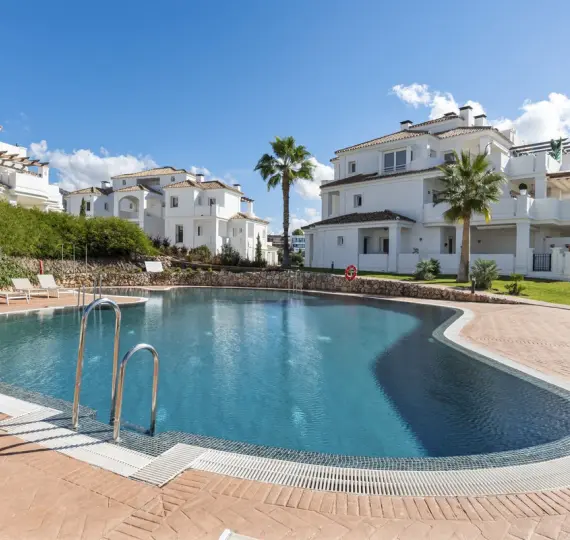 Venta de apartamento en planta media en Aloha