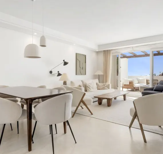 Venta de apartamento en planta media en Aloha