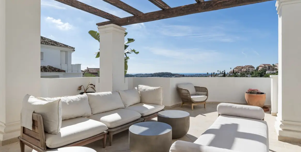 Venta de apartamento en planta media en Aloha 5