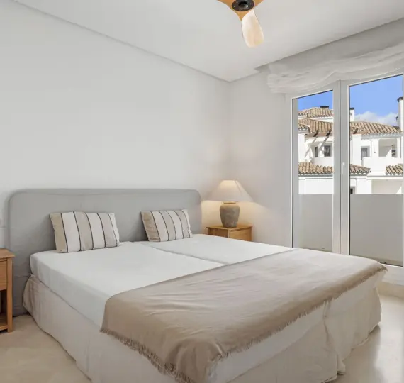 Venta de apartamento en planta media en Aloha