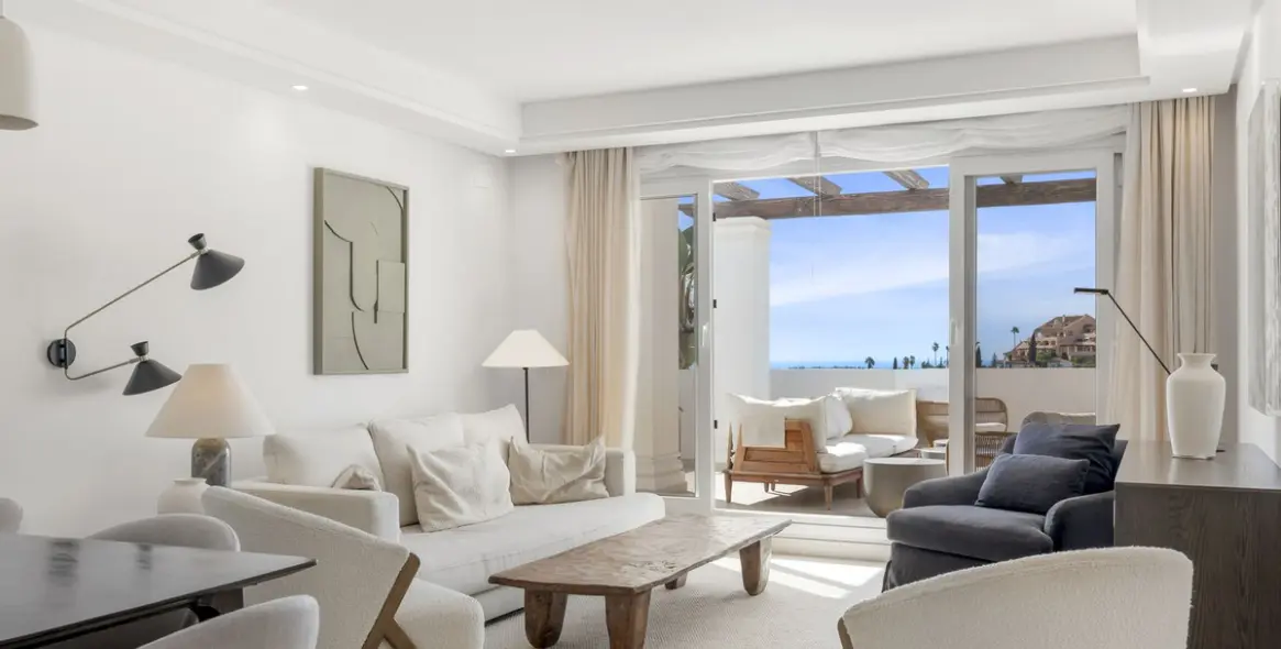 Venta de apartamento en planta media en Aloha 9