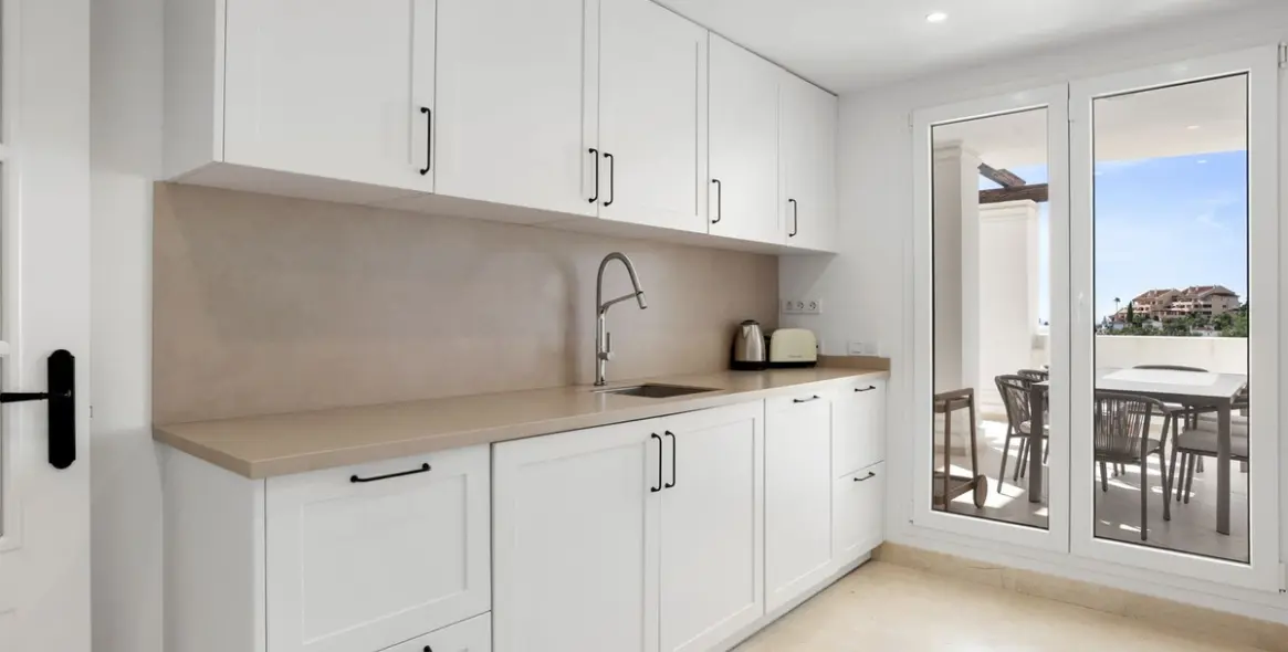 Venta de apartamento en planta media en Aloha 11