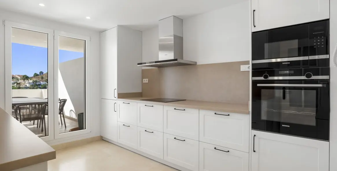 Venta de apartamento en planta media en Aloha 12