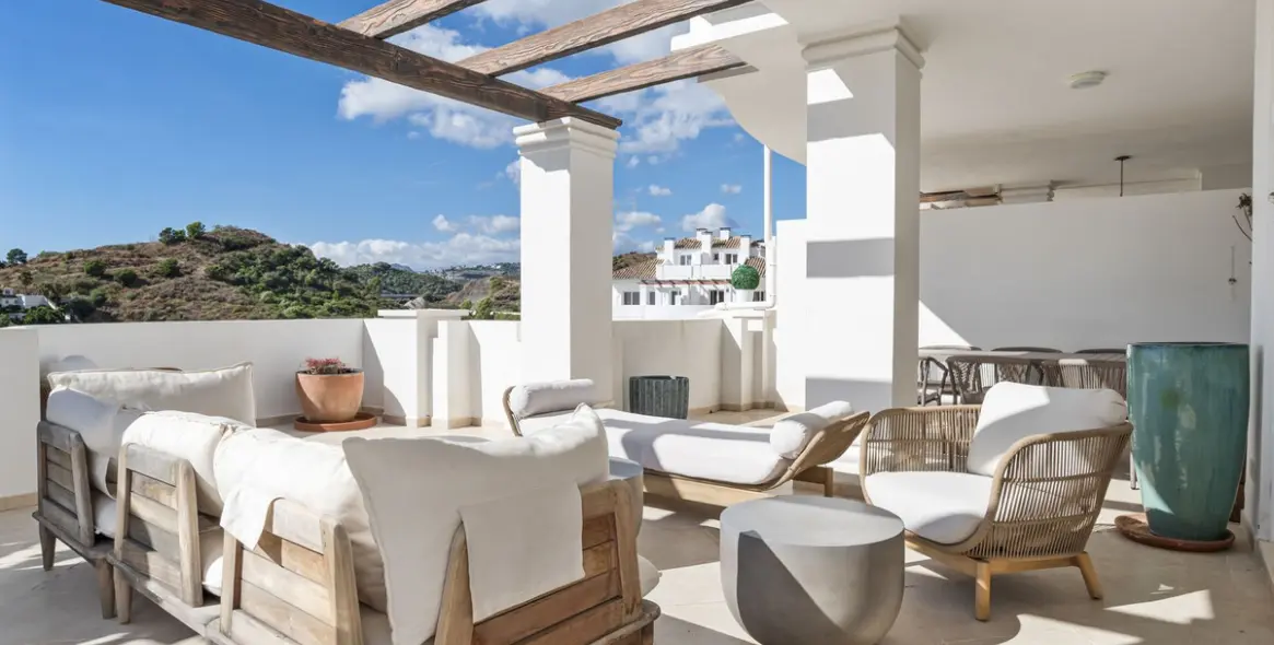 Venta de apartamento en planta media en Aloha 14