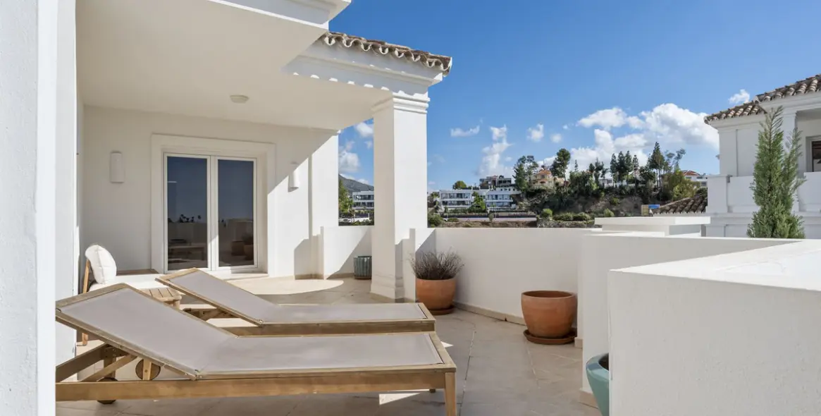Venta de apartamento en planta media en Aloha 15