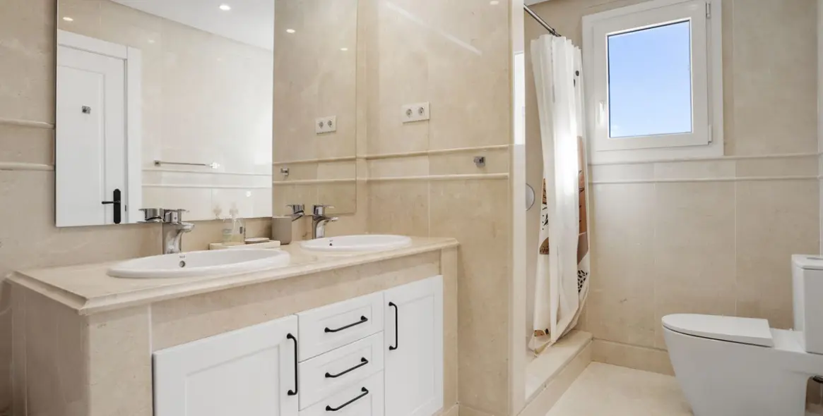 Venta de apartamento en planta media en Aloha 17