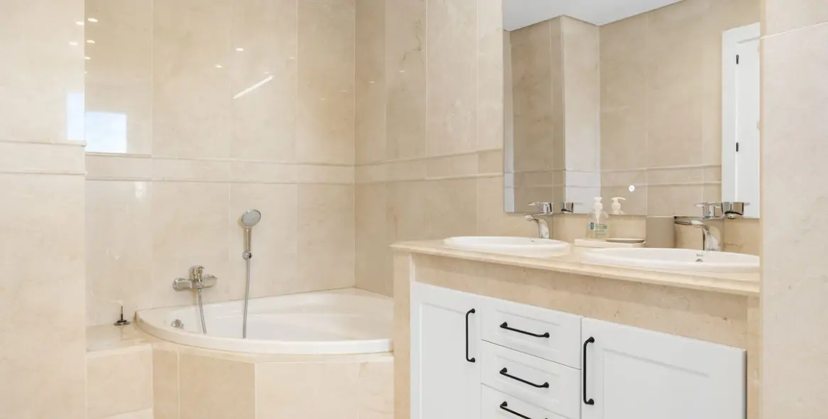 Venta de apartamento en planta media en Aloha 18