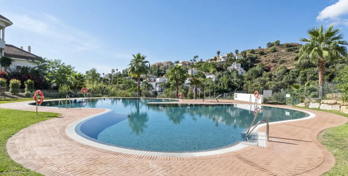 Venta de apartamento en planta media en Aloha 20