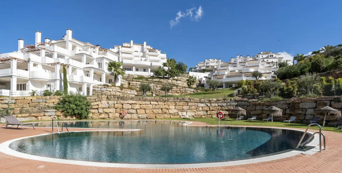 Sale of middle floor apartment in Aloha 21