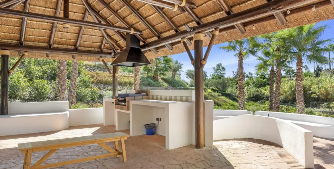 Sale of middle floor apartment in Aloha 23