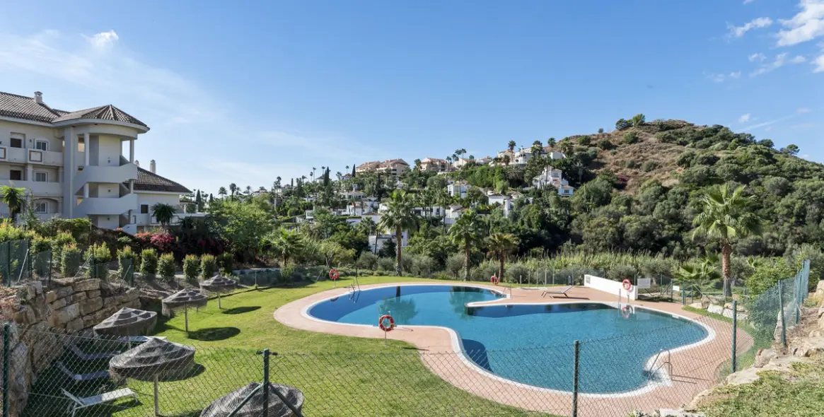 Sale of middle floor apartment in Aloha 26