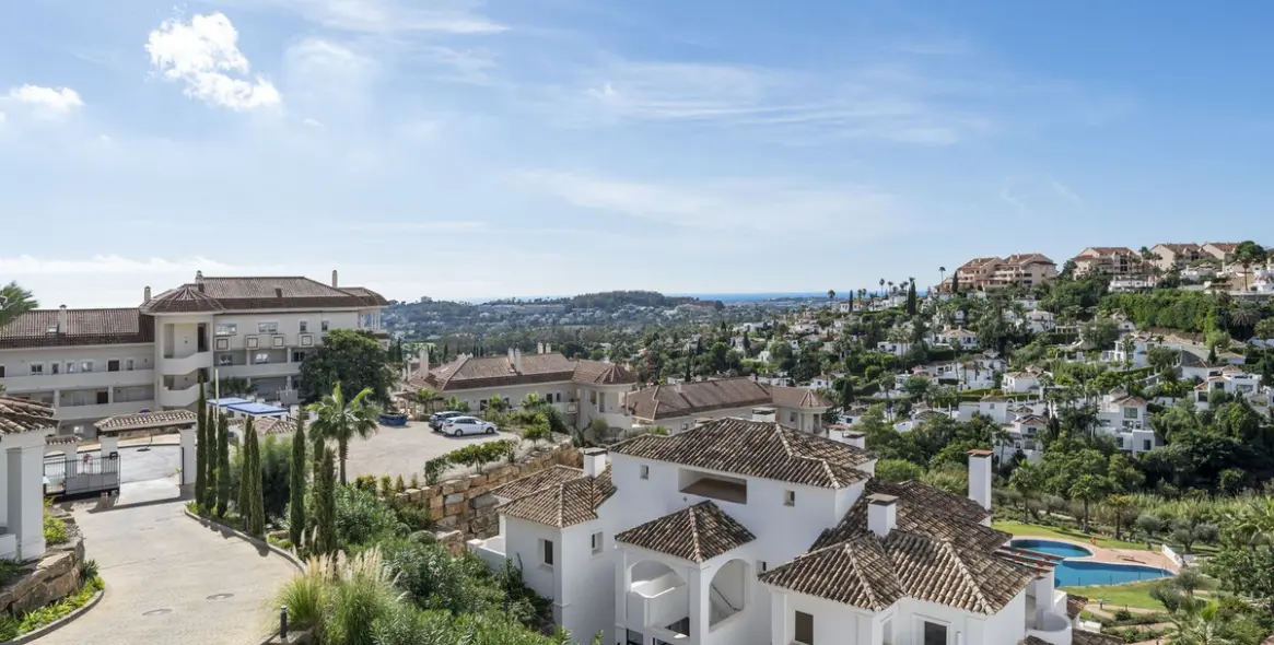 Sale of middle floor apartment in Aloha 27