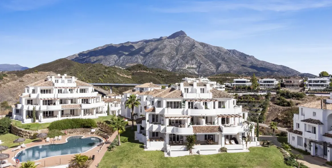 Sale of middle floor apartment in Aloha 30