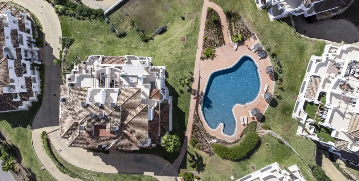 Sale of middle floor apartment in Aloha 32