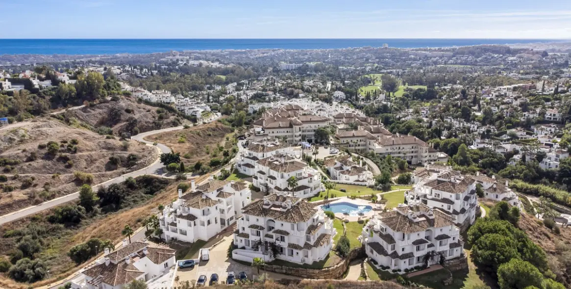 Sale of middle floor apartment in Aloha 34