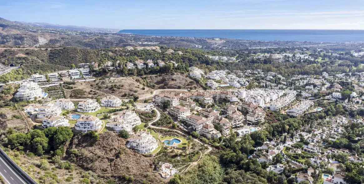 Sale of middle floor apartment in Aloha 35