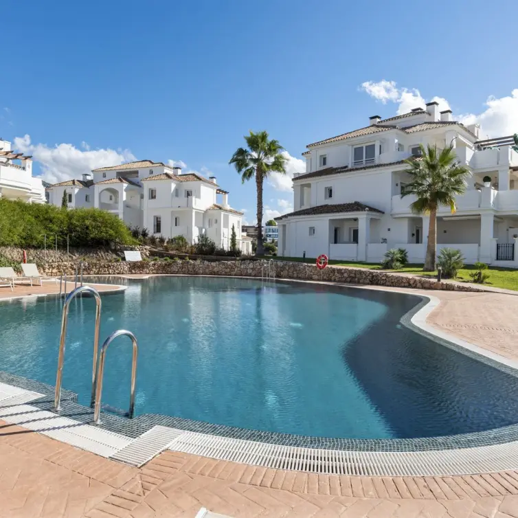 Sale of middle floor apartment in Aloha