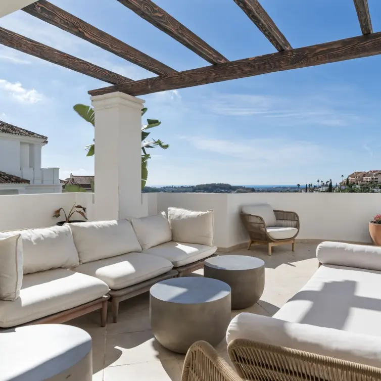 Sale of middle floor apartment in Aloha
