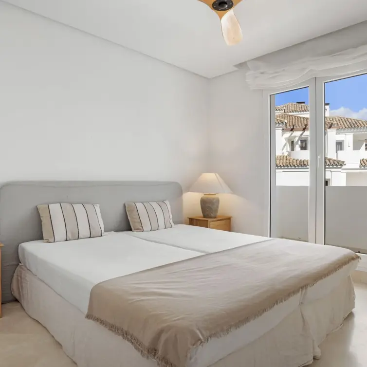 Sale of middle floor apartment in Aloha