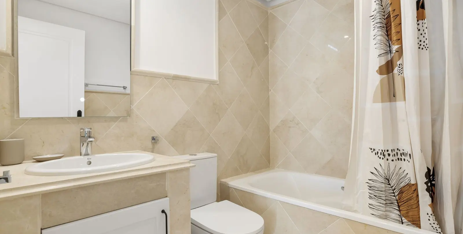 Sale of middle floor apartment in Aloha 16