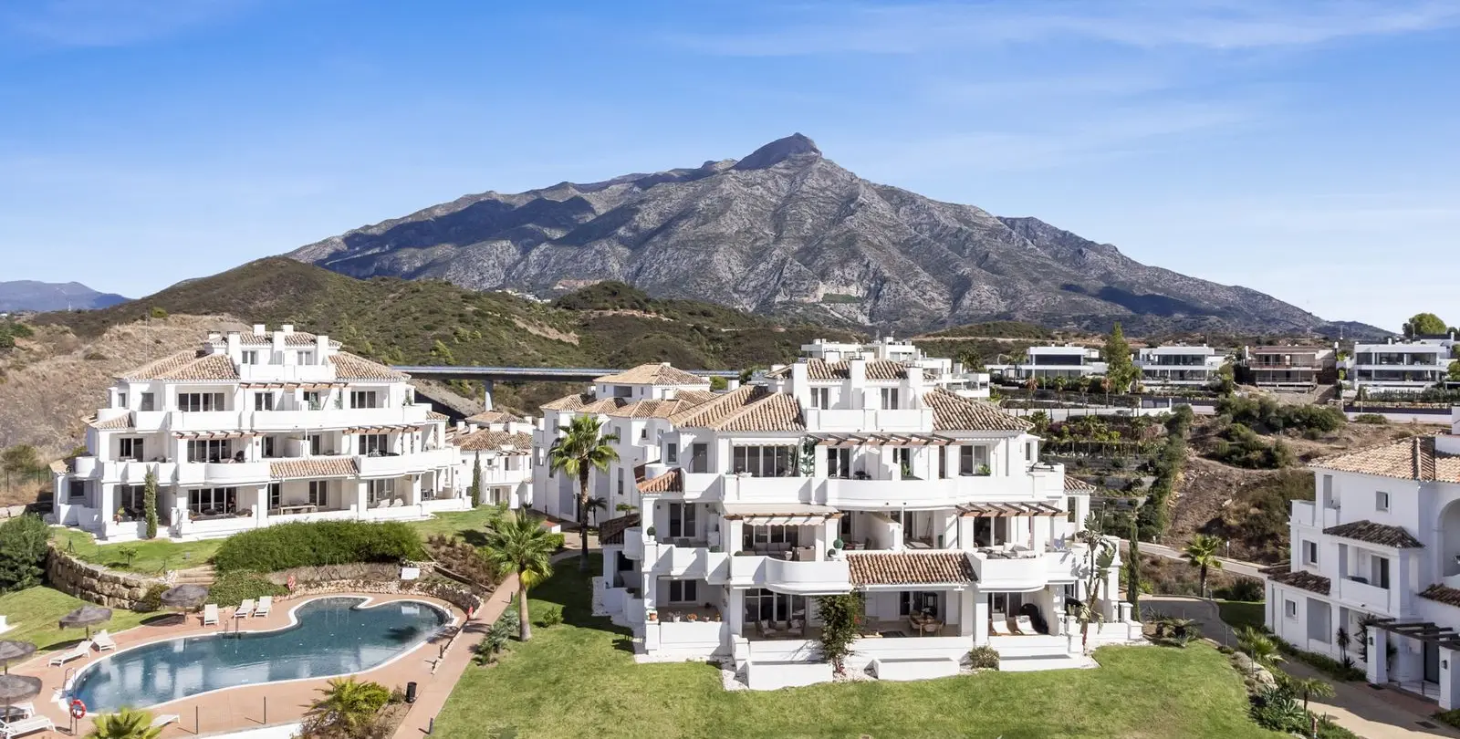 Sale of middle floor apartment in Aloha 30
