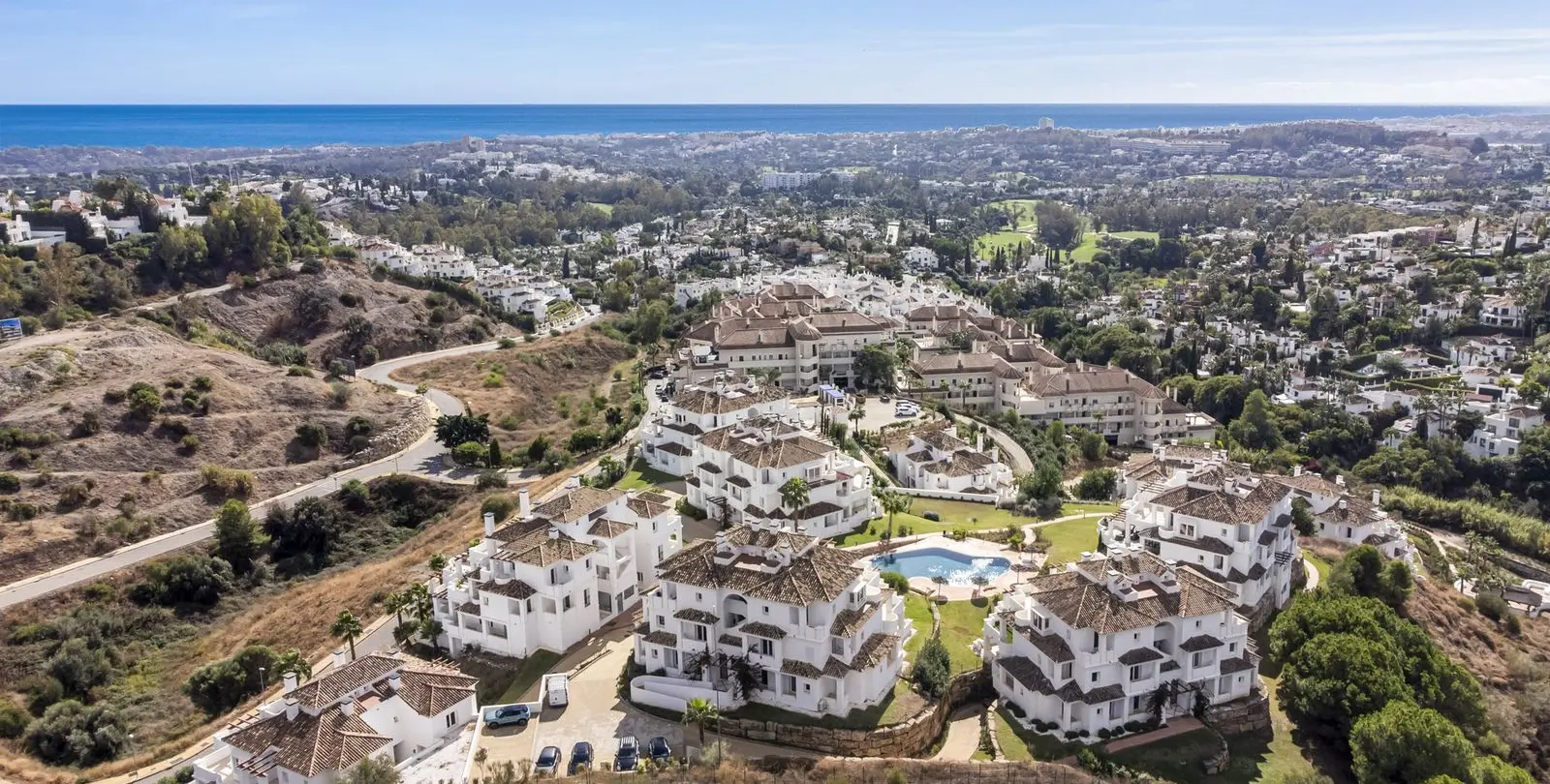 Sale of middle floor apartment in Aloha 34